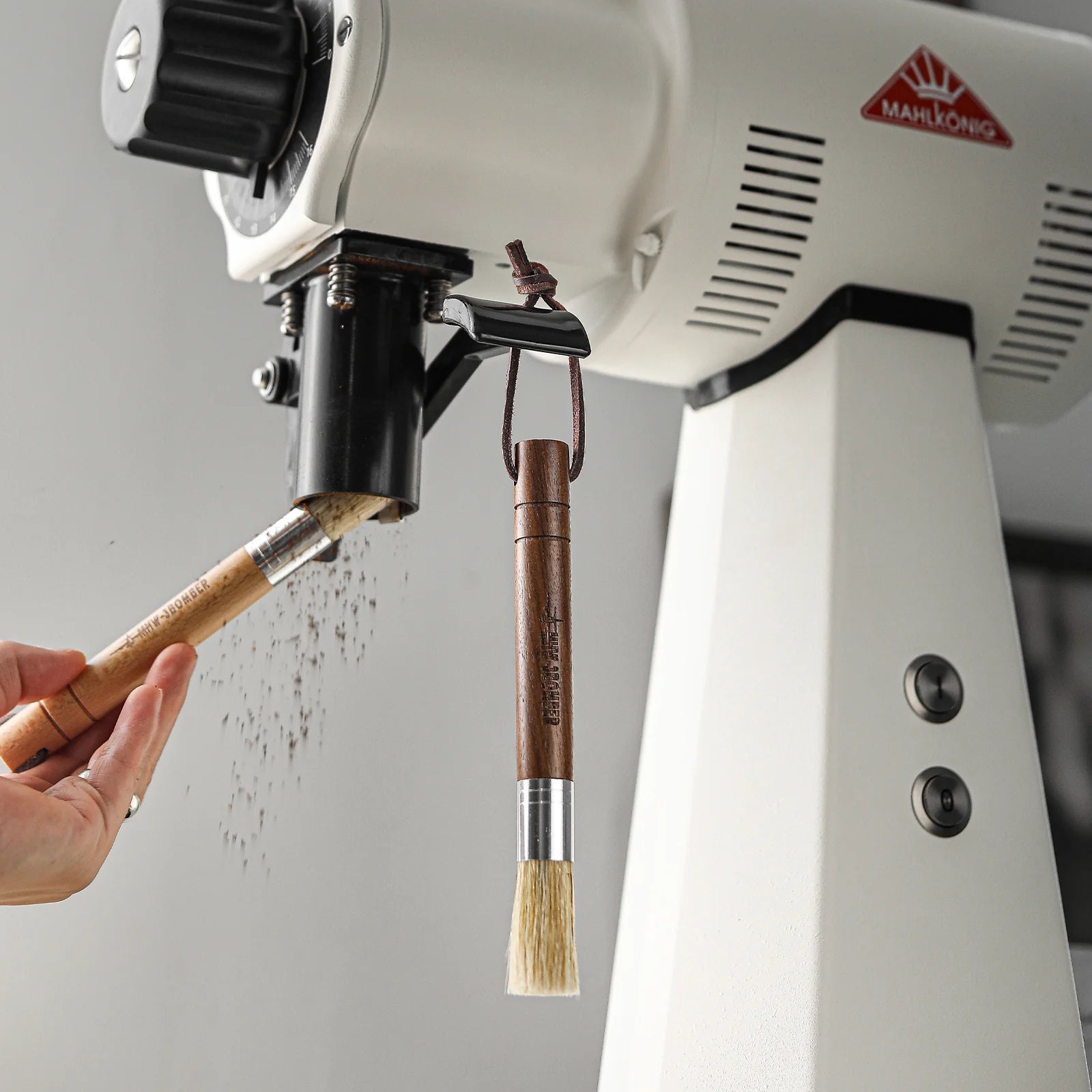 MHW-3BOMBER Barista Wings Cylindrical Brush Walnut