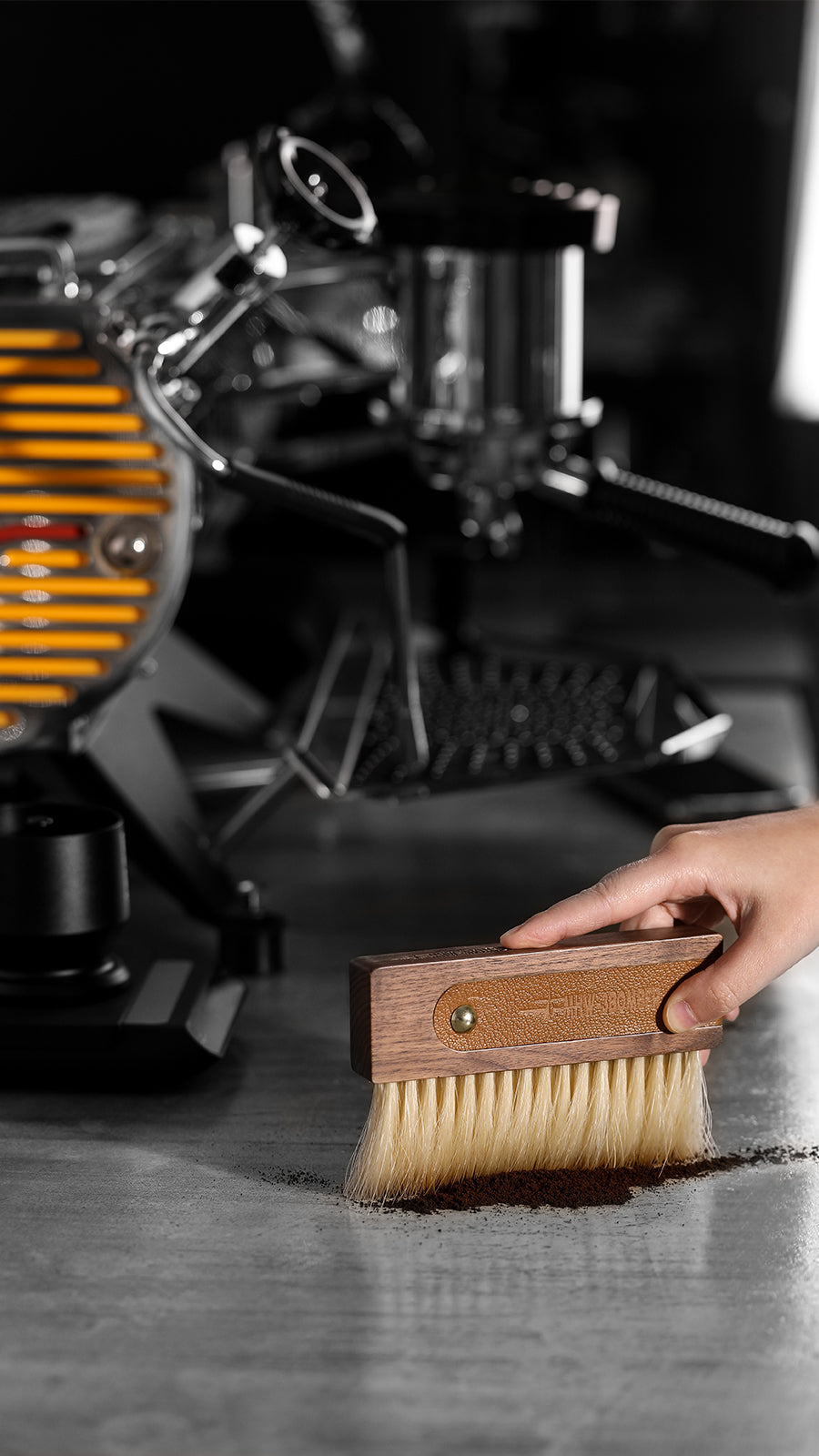 MHW-3BOMBER Line Leather sheath brush 145mm*94mm (walnut + horse hair)