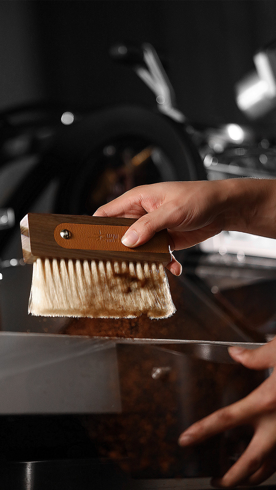 MHW-3BOMBER Line Leather sheath brush 145mm*94mm (walnut + horse hair)