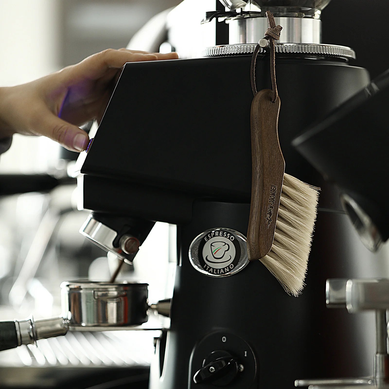 MHW-3BOMBER Knife Brush 130mm*33mm (white-walnut + horse hair)