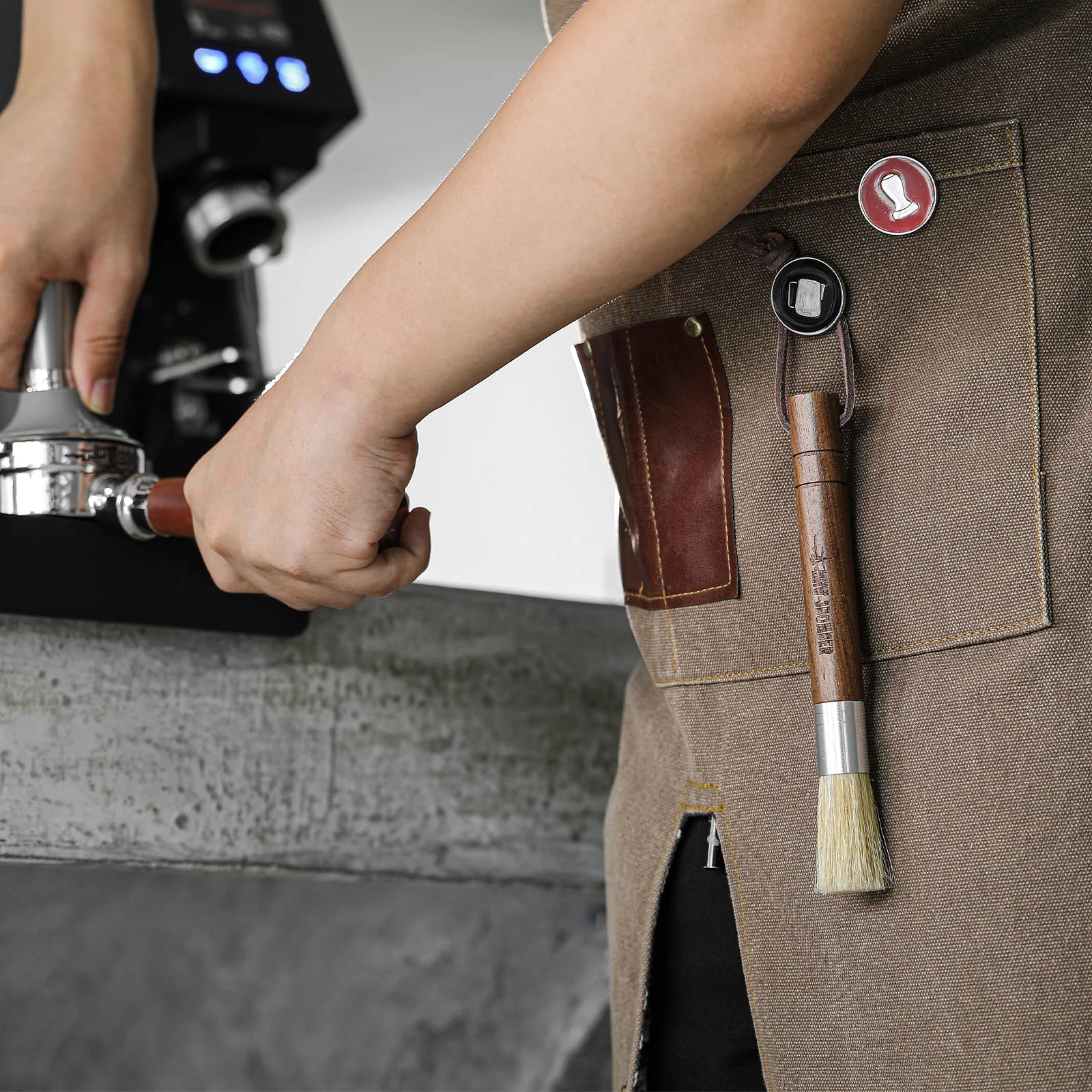 MHW-3BOMBER Barista Wings Cylindrical Brush Walnut