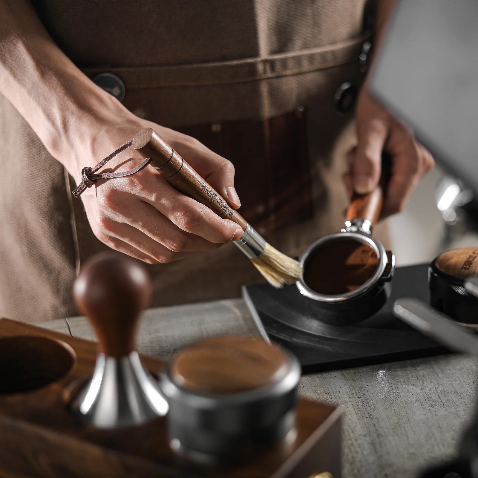 MHW-3BOMBER Barista Wings Cylindrical Brush Walnut